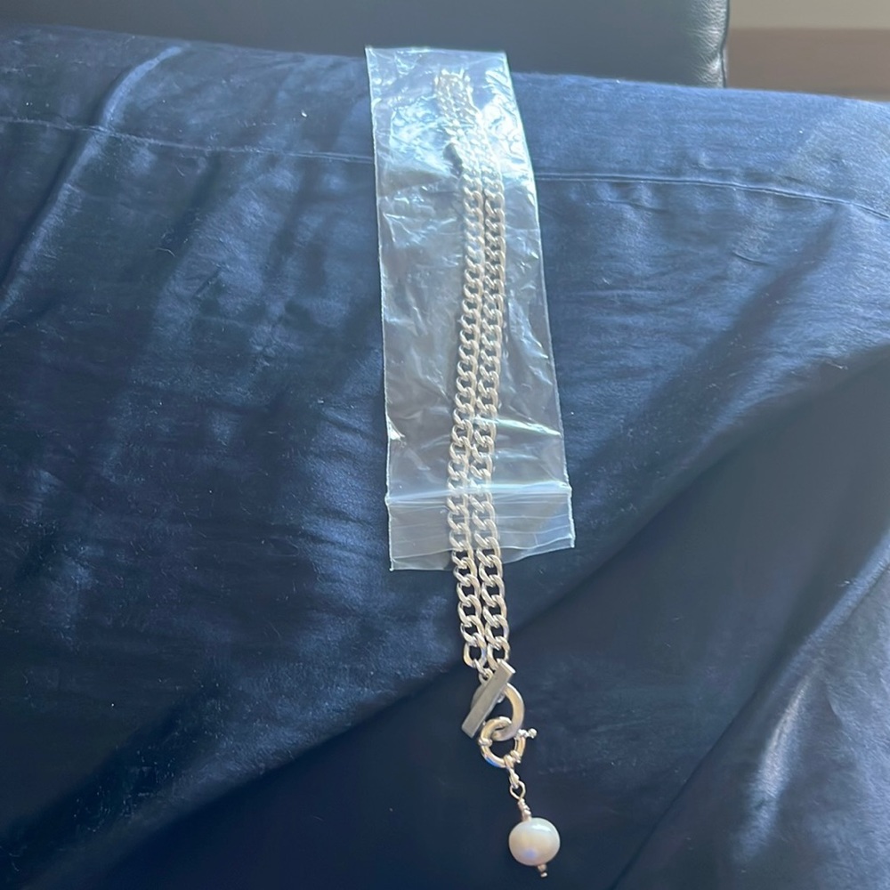 Silver colored necklace with removable pearl charm